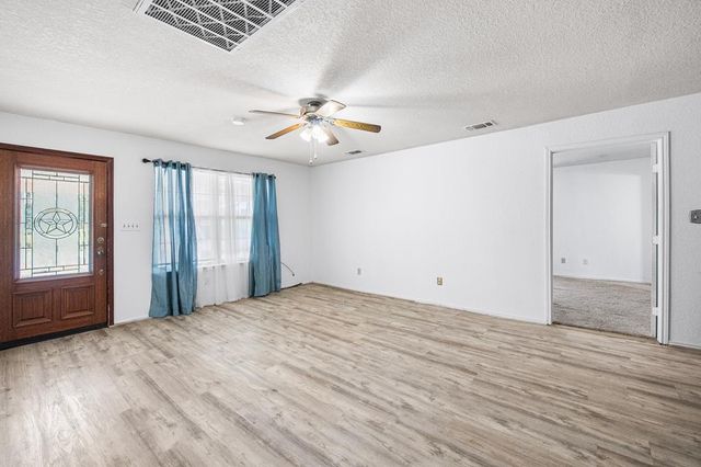 400 Blue Quail Dr, Lytle, TX 78052