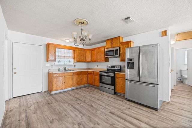 400 Blue Quail Dr, Lytle, TX 78052