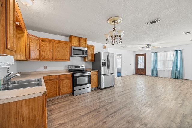 400 Blue Quail Dr, Lytle, TX 78052