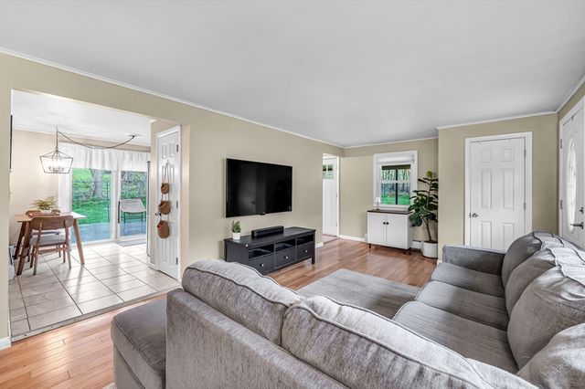 62 Ludlow Rd, South Hadley, MA 01075