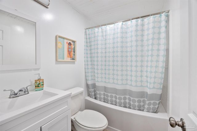 2221 Club House Dr, Lillian, AL 36549