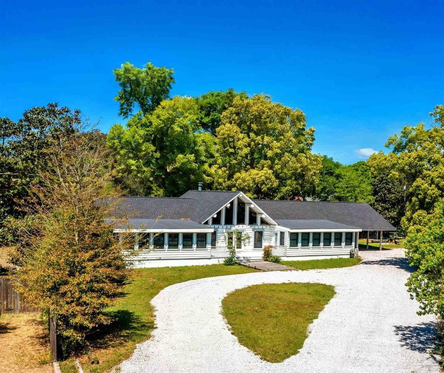 2221 Club House Dr, Lillian, AL 36549