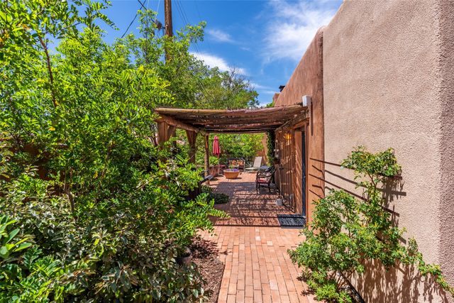 985 Agua Fria 101, Santa Fe, NM 87501