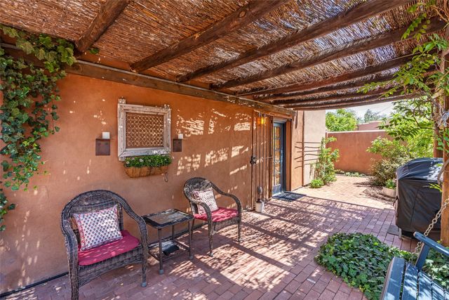 985 Agua Fria 101, Santa Fe, NM 87501