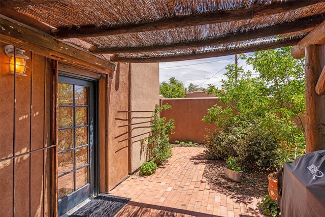 985 Agua Fria 101, Santa Fe, NM 87501