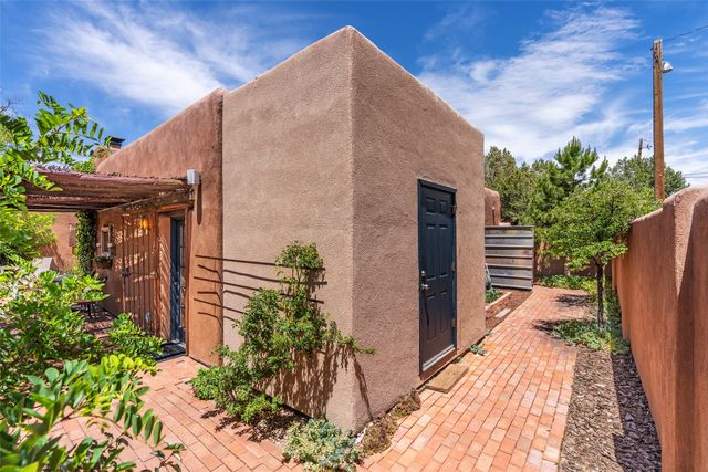 985 Agua Fria 101, Santa Fe, NM 87501