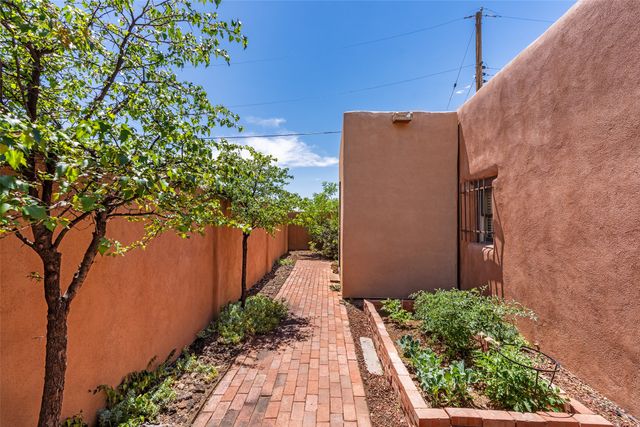 985 Agua Fria 101, Santa Fe, NM 87501
