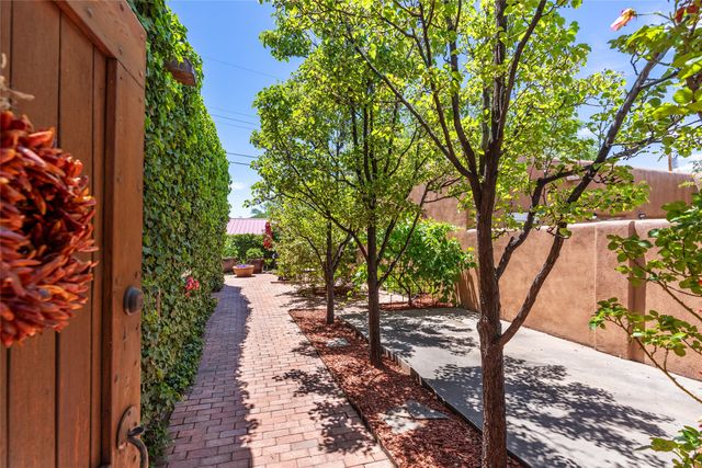 985 Agua Fria 101, Santa Fe, NM 87501
