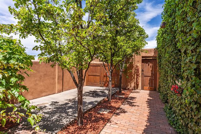 985 Agua Fria 101, Santa Fe, NM 87501