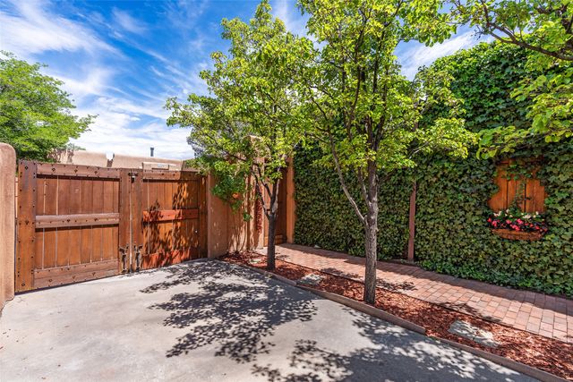 985 Agua Fria 101, Santa Fe, NM 87501