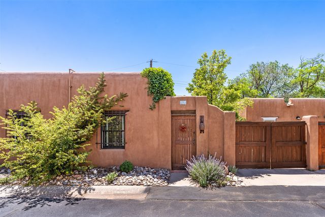 985 Agua Fria 101, Santa Fe, NM 87501
