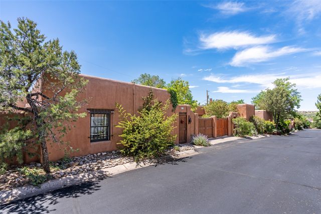 985 Agua Fria 101, Santa Fe, NM 87501