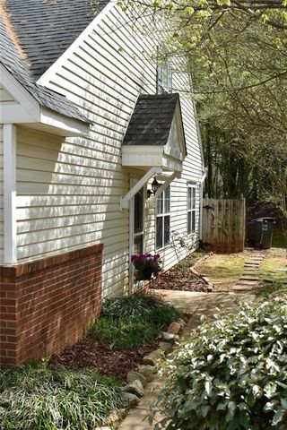 22 Pickwick Place, Greensboro, NC 27407