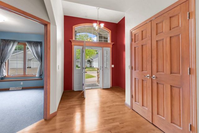 111 REGENT PLACE, Neenah, WI 54956