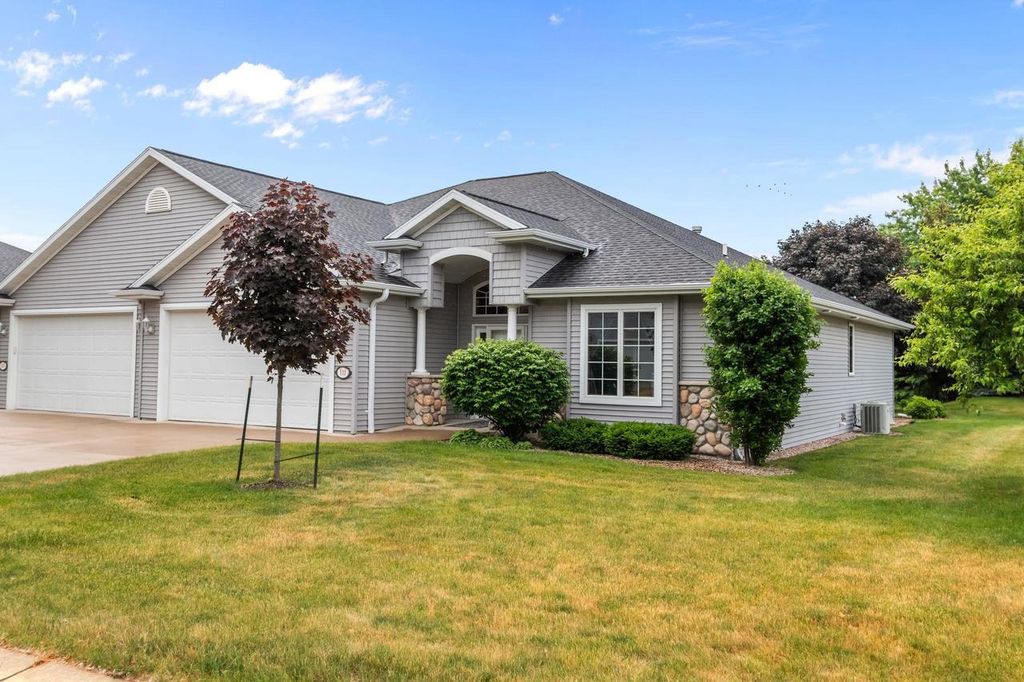 111 REGENT PLACE, Neenah, WI 54956