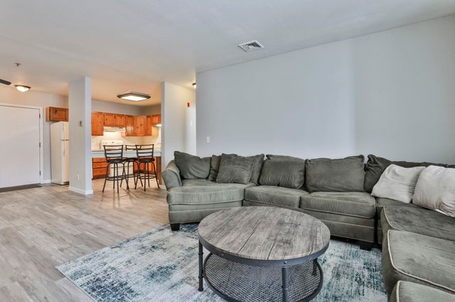 5 Tsienneto Rd Unit 194, Derry, NH 03038