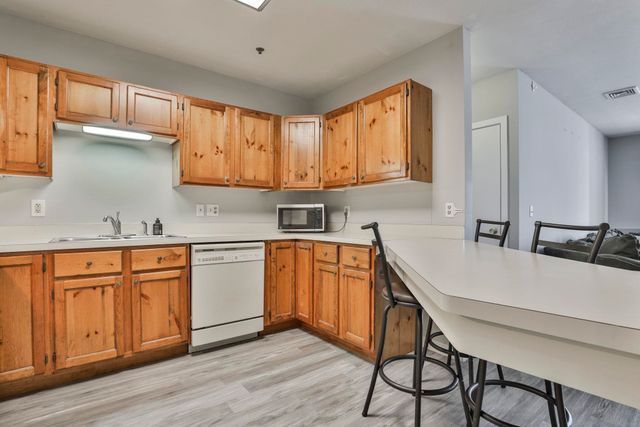 5 Tsienneto Rd Unit 194, Derry, NH 03038