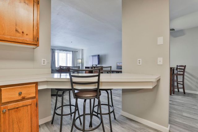 5 Tsienneto Rd Unit 194, Derry, NH 03038