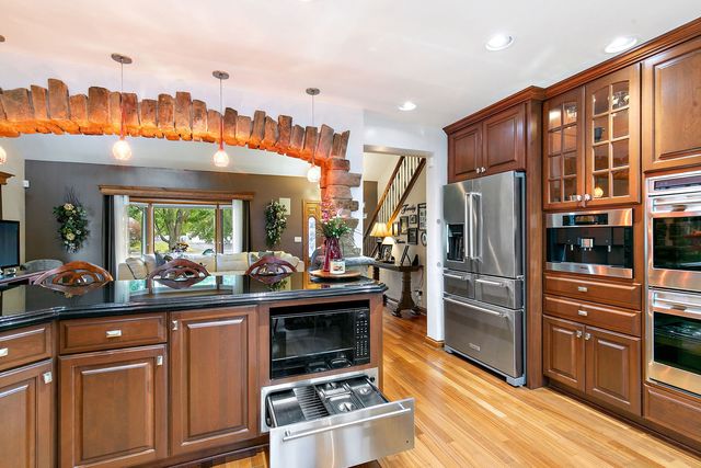 1021 Pheasant Trail, Carol Stream, IL 60188