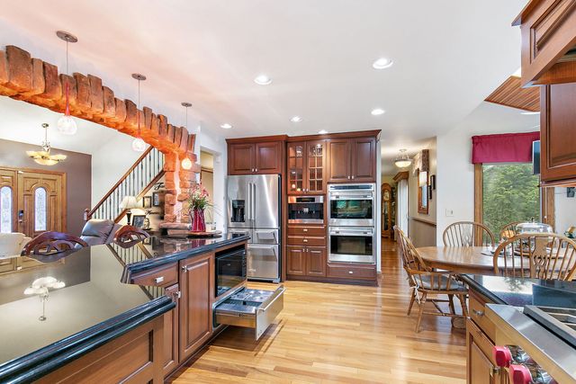 1021 Pheasant Trail, Carol Stream, IL 60188