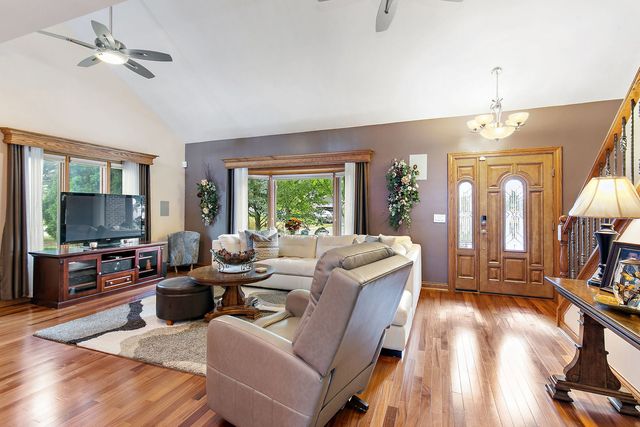 1021 Pheasant Trail, Carol Stream, IL 60188