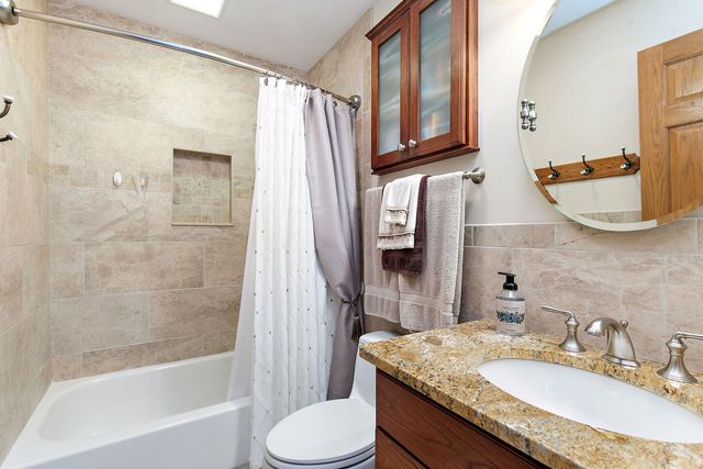 1021 Pheasant Trail, Carol Stream, IL 60188
