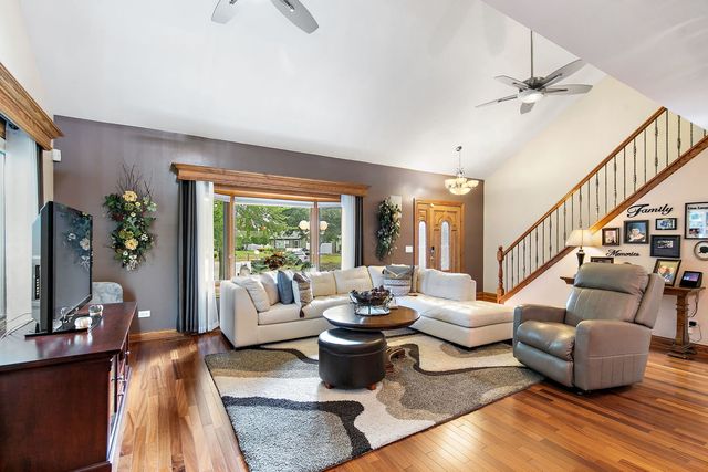 1021 Pheasant Trail, Carol Stream, IL 60188