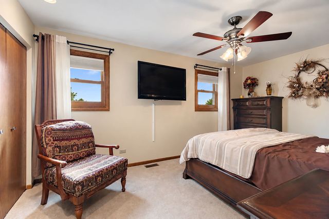 1021 Pheasant Trail, Carol Stream, IL 60188