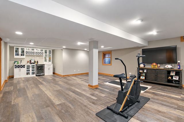 1021 Pheasant Trail, Carol Stream, IL 60188