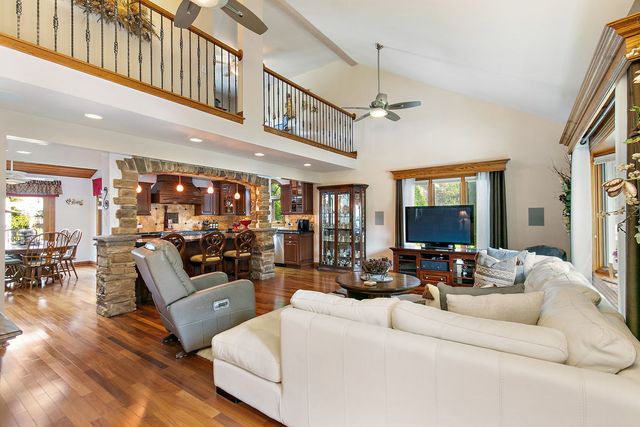 1021 Pheasant Trail, Carol Stream, IL 60188