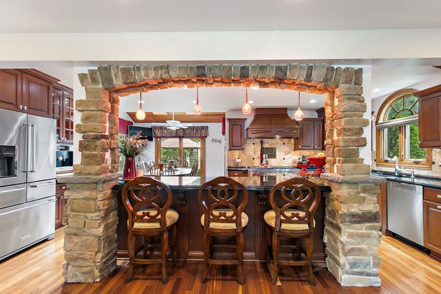 1021 Pheasant Trail, Carol Stream, IL 60188
