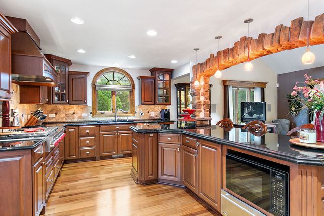 1021 Pheasant Trail, Carol Stream, IL 60188