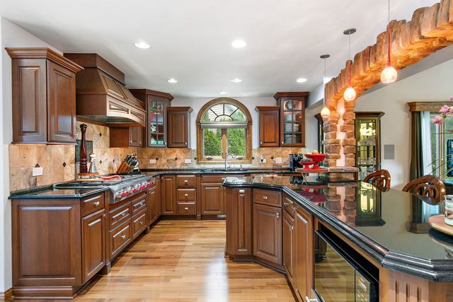 1021 Pheasant Trail, Carol Stream, IL 60188