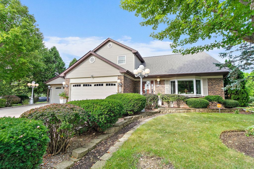 1021 Pheasant Trail, Carol Stream, IL 60188