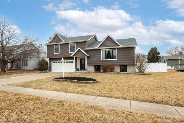 810 W Pine Street, Eldridge, IA 52748