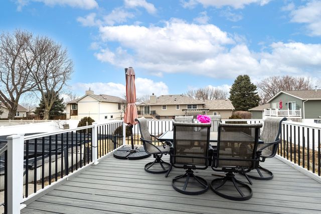 810 W Pine Street, Eldridge, IA 52748