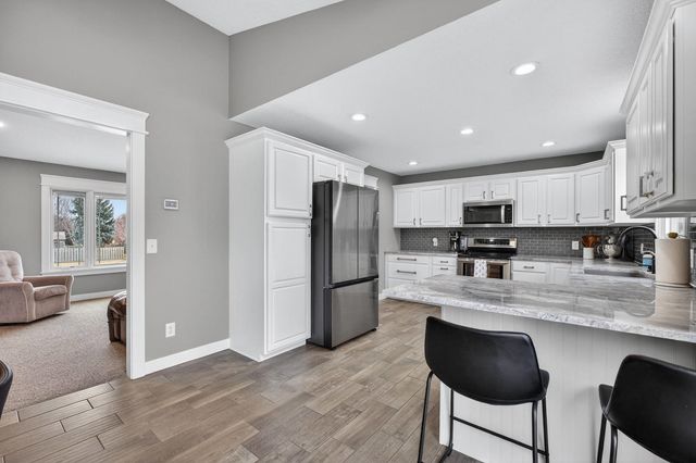 810 W Pine Street, Eldridge, IA 52748