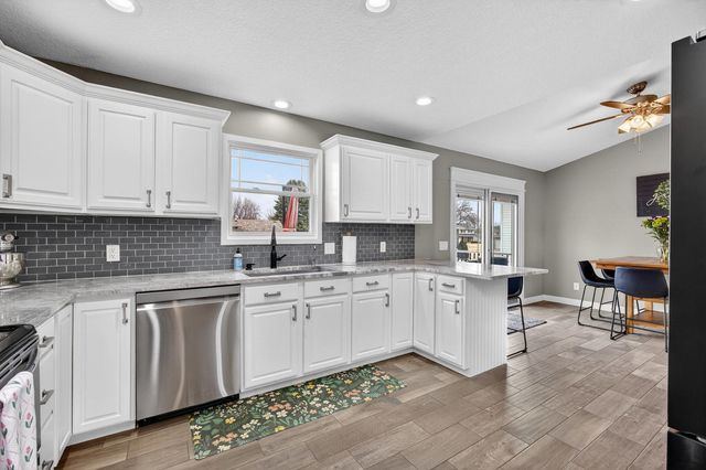 810 W Pine Street, Eldridge, IA 52748