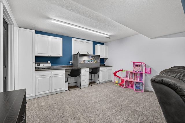 810 W Pine Street, Eldridge, IA 52748