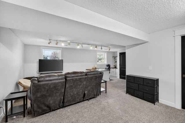 810 W Pine Street, Eldridge, IA 52748