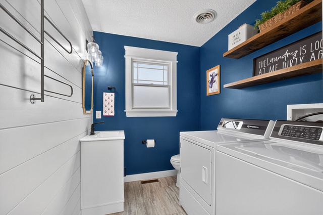 810 W Pine Street, Eldridge, IA 52748