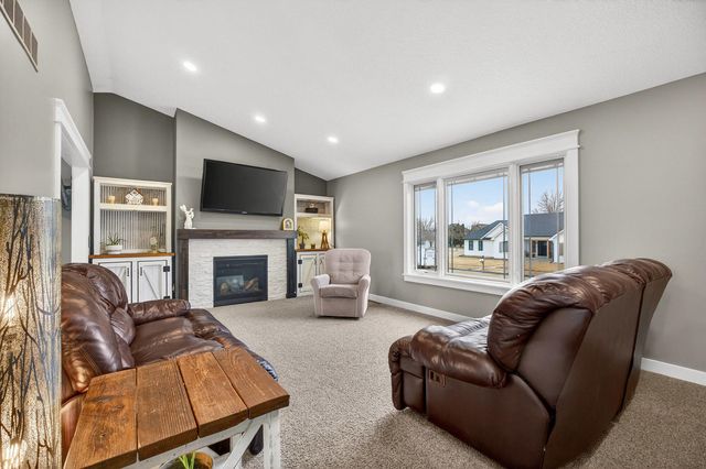 810 W Pine Street, Eldridge, IA 52748