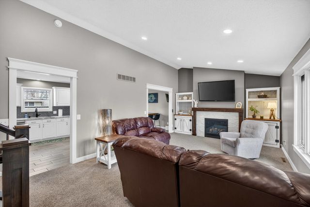 810 W Pine Street, Eldridge, IA 52748