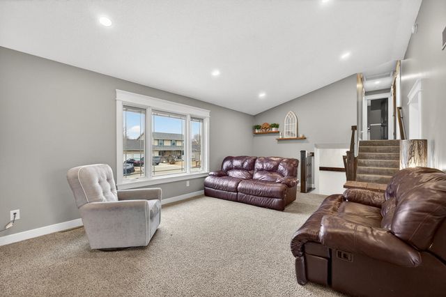 810 W Pine Street, Eldridge, IA 52748