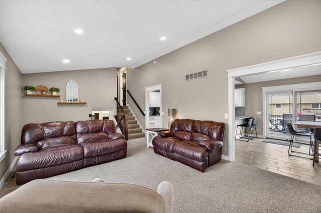 810 W Pine Street, Eldridge, IA 52748