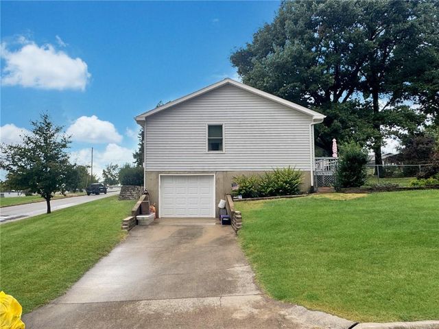 100 W 12th Street, Higginsville, MO 64037