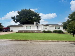 100 W 12th Street, Higginsville, MO 64037