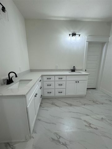 111 S Carroll Street, La Porte, TX 77571