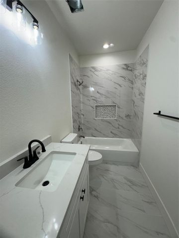 111 S Carroll Street, La Porte, TX 77571