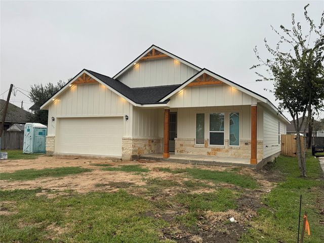 111 S Carroll Street, La Porte, TX 77571